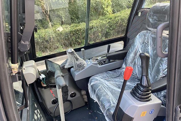 R32 Mini Excavator with Kubota Engine and Hydraulic Quick Hitch