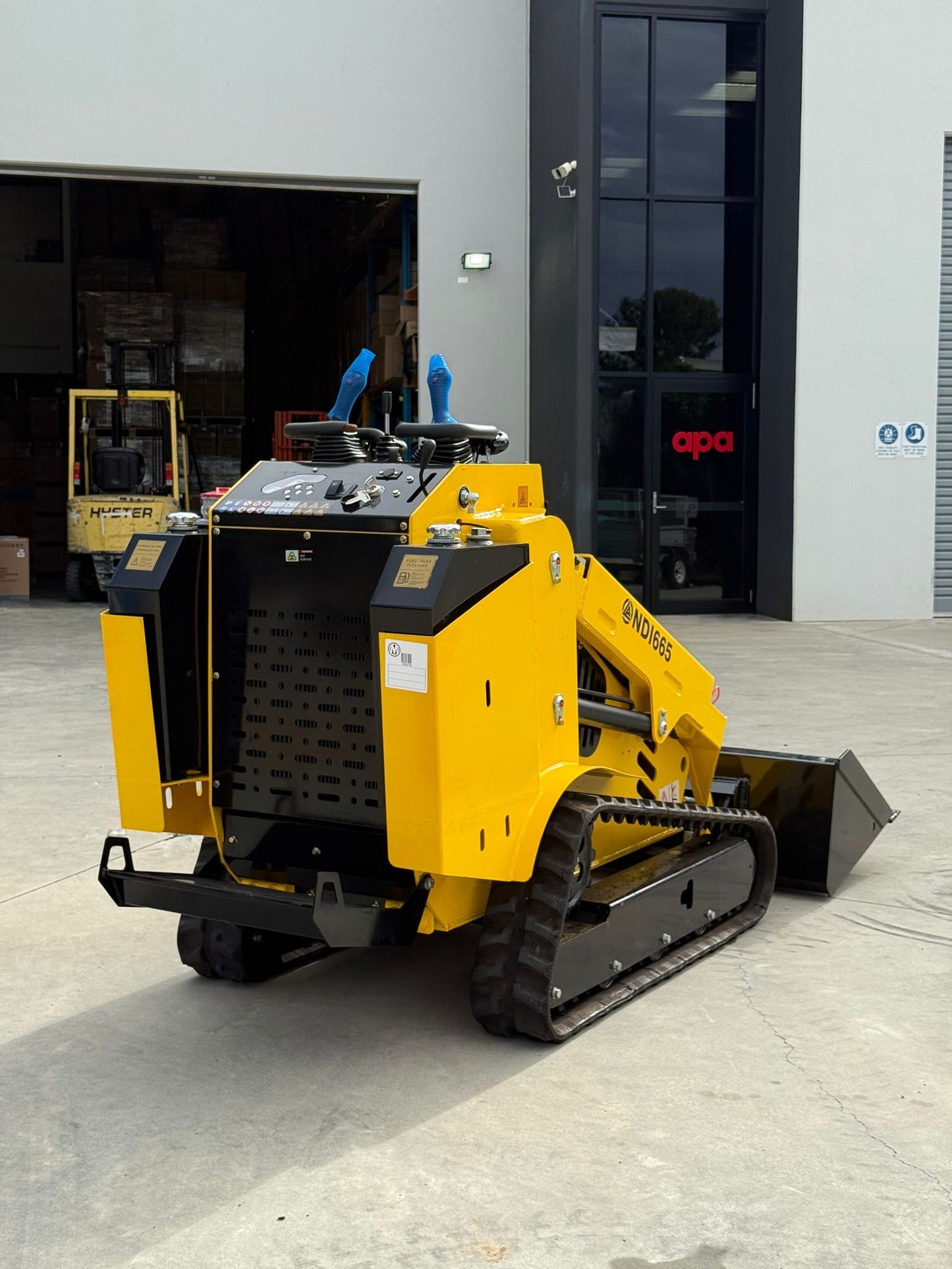 NDI665 Mini Skid Steer Loader with Perkins Engine – 1.95T Compact Powerhouse