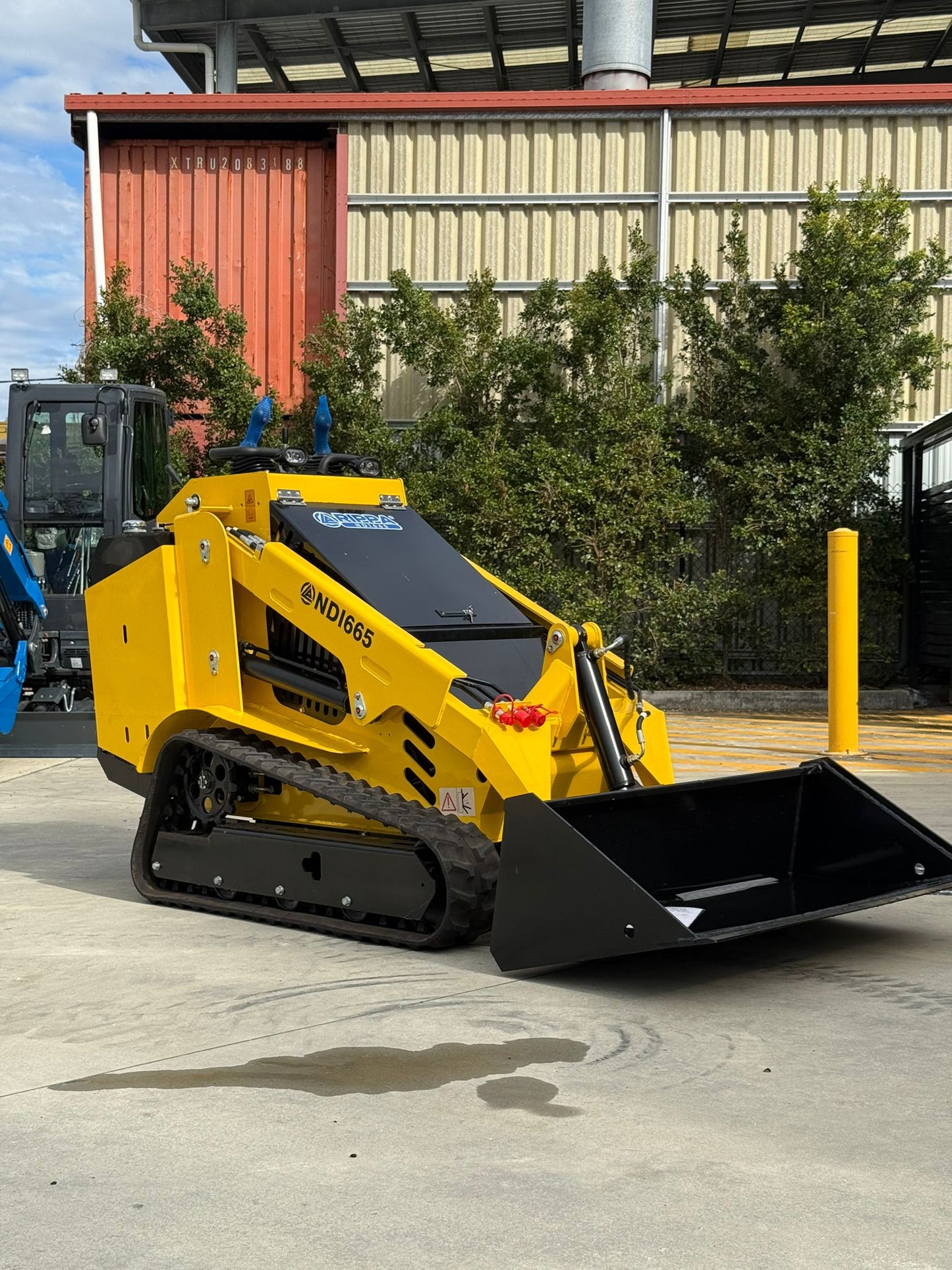 NDI665 Mini Skid Steer Loader with Perkins Engine – 1.95T Compact Powerhouse