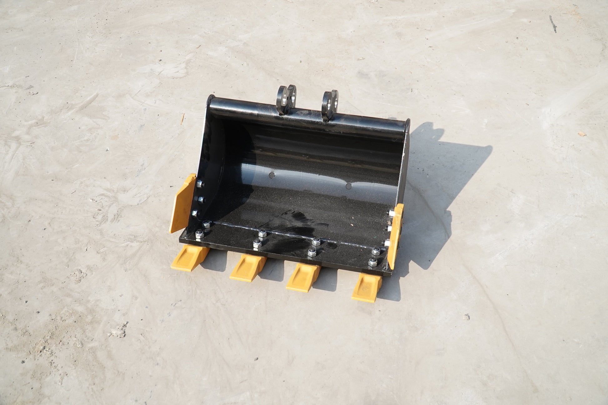 Labadi Engineering Mud Bucket for Excavators with Durable Steel Construction and Reinforced Edges
